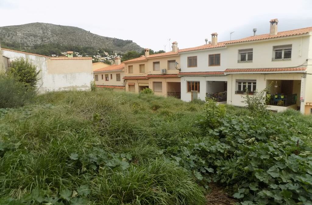 Se vende parcela urbana en Alcalalí